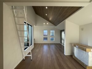 【LDK/1号棟】 吹抜けを設けた開放感のあるLDK空間です。