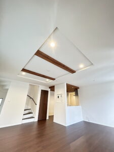 【LDK】 光が差し込む開放的なリビングダイニング。家族の時間を心地よく包みます。