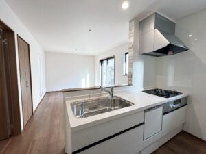 収納力のあるシステムキッチンです。家事の強い味方、食洗機内蔵で機能的な仕様となっています。