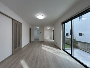 【LDK】 ・南向きに窓が多く、陽当たり、風通し共に良好です♪ 【LDK】 ・南向きに窓が多く、陽当たり、風通し共に良好です♪