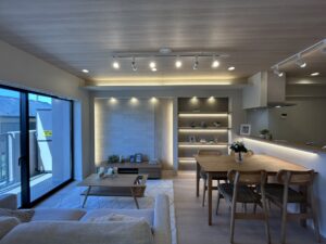 リビングには間接照明を配置し、ホテルライクな雰囲気を演出しています。