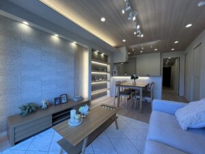 天井や壁面の間接照明が空間に奥行きを与え、上質なリビングを演出。